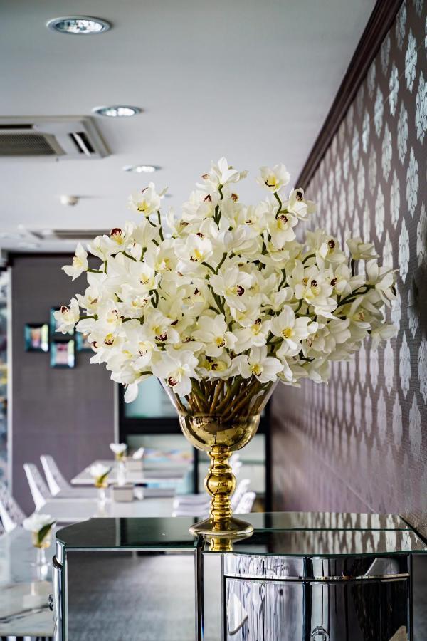 Lux Boutique Hotel Нонтхабурі Екстер'єр фото